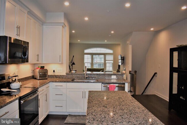 Building Photo - 4711 Crest View Dr