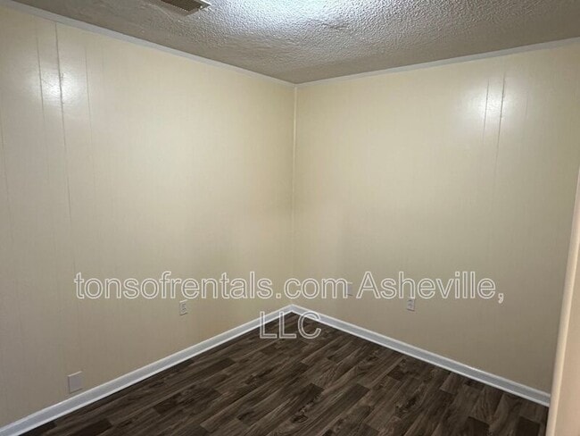 Building Photo - 3126 US-221