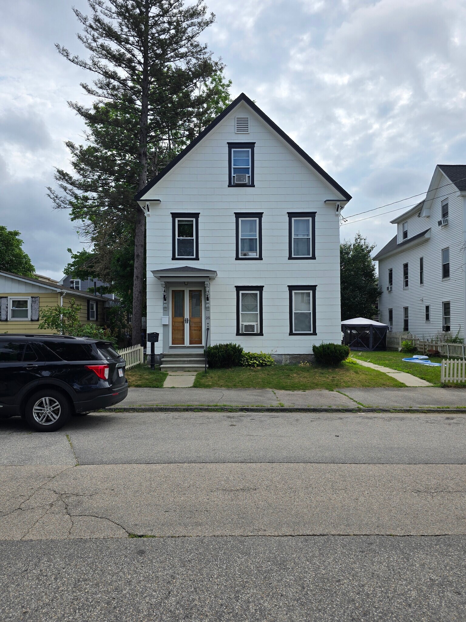 Newly painted exterior with well maintained lawn - 25 Blucher St