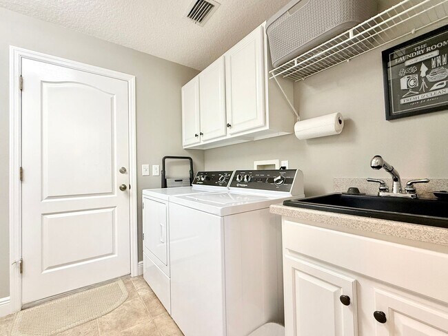 Building Photo - Live The Villages life: 3Bedrooms/2Baths furnished home with all the premier recreation access!