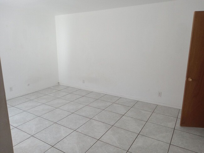 Building Photo - 3 Bedroom 2 Bathroom Home Located In Desir...