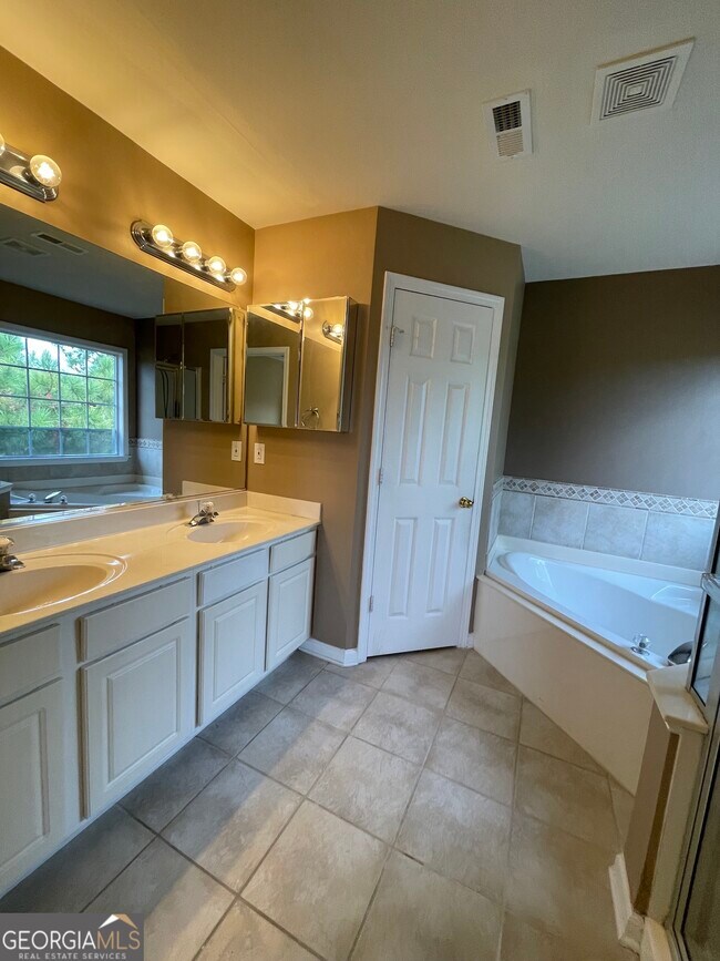 Building Photo - 1773 Highlands View Dr