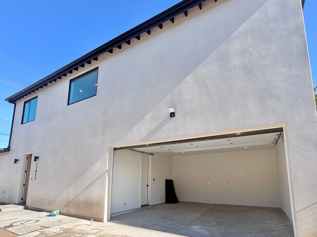 Building Photo - 17852 Saticoy St
