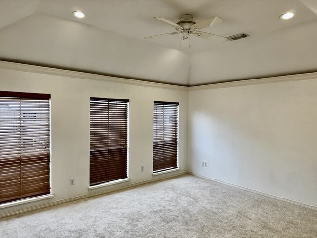 Building Photo - 4916 Travis St