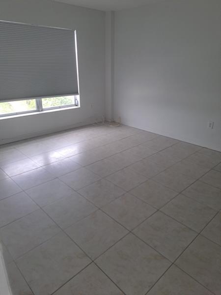 Building Photo - 4164 Inverrary Dr