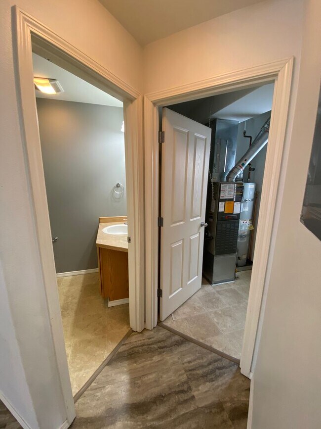 Building Photo - A lovely (3) bed, (2) bath end-unit townho...