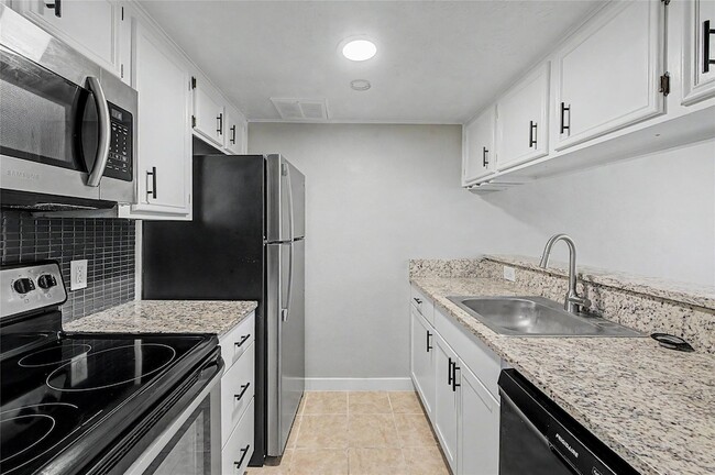 Building Photo - 41 Cypress Fairway Village