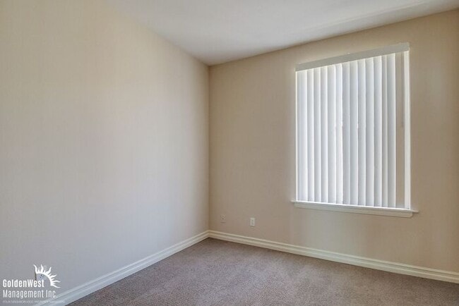 Building Photo - Immaculate 3Bdm 2.5Ba Townhouse with  2-Car Garage