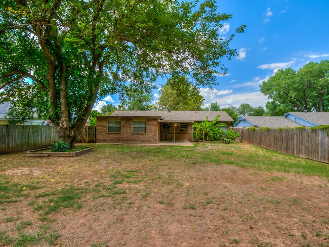 Building Photo - 1320 Frederick Dr