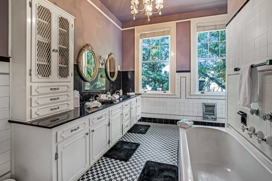 Building Photo - 624 E Victory Dr