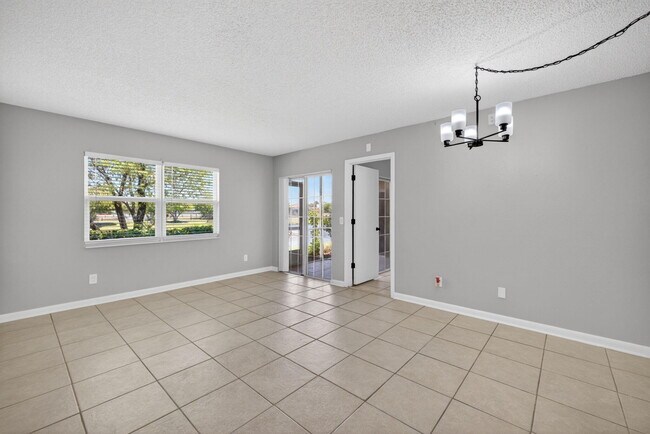 Building Photo - 1650 SE Green Acres Cir