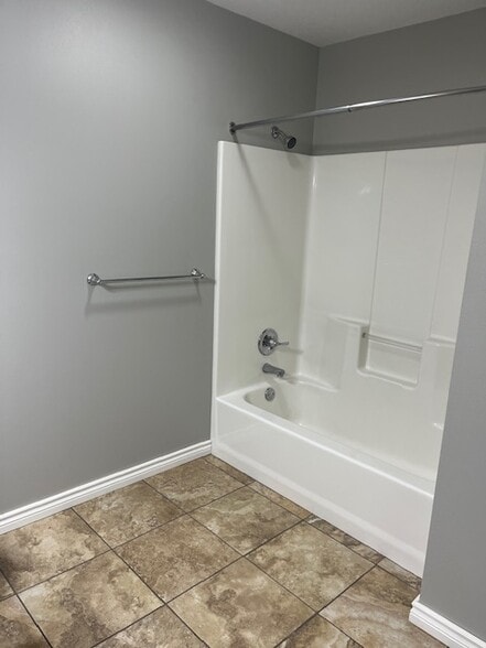 Full Bath - 1614 College Street