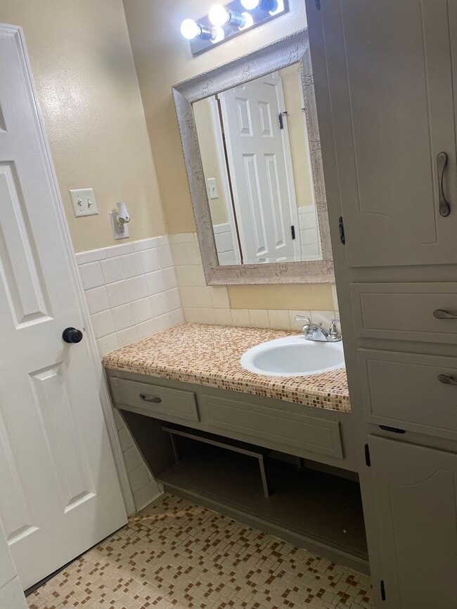 Building Photo - 3 BEDROOM NEAR BONHAM MIDDLE SCHOOL, EASY ...