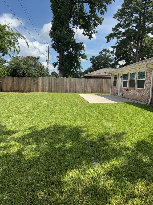 Building Photo - 15815 Whipple Tree Dr