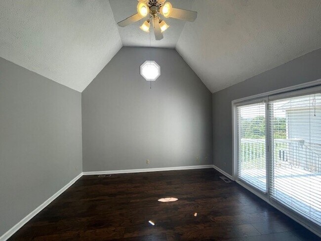 Building Photo - STYLISHLY UPDATED 3 BEDROOM CONDO IN LENNOX COURT