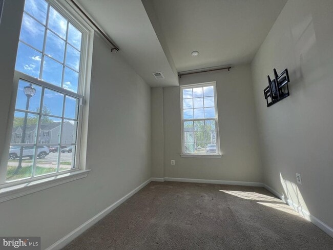 Building Photo - 526 River Crest Way