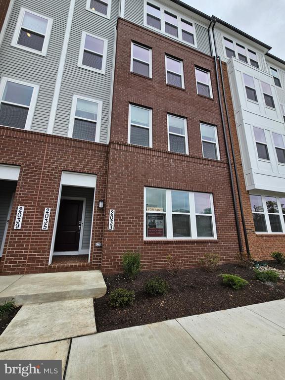 Building Photo - 2033 Henson Norris St