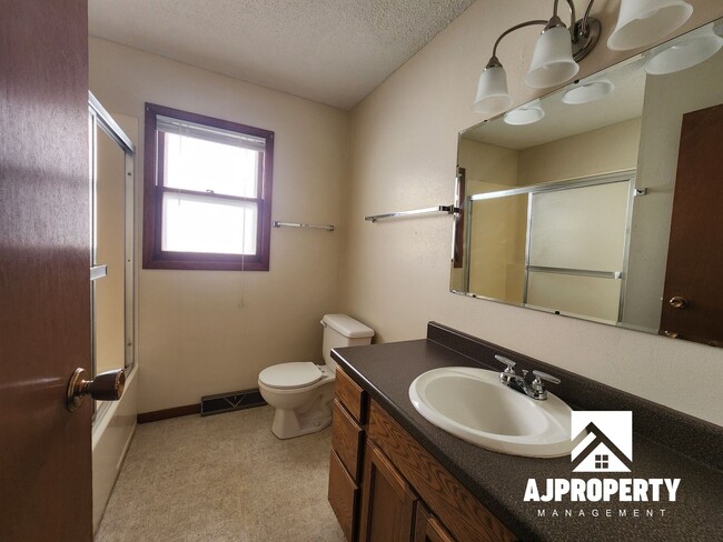 Building Photo - 2 Bedroom 1 Bathroom Near Edison Middle School