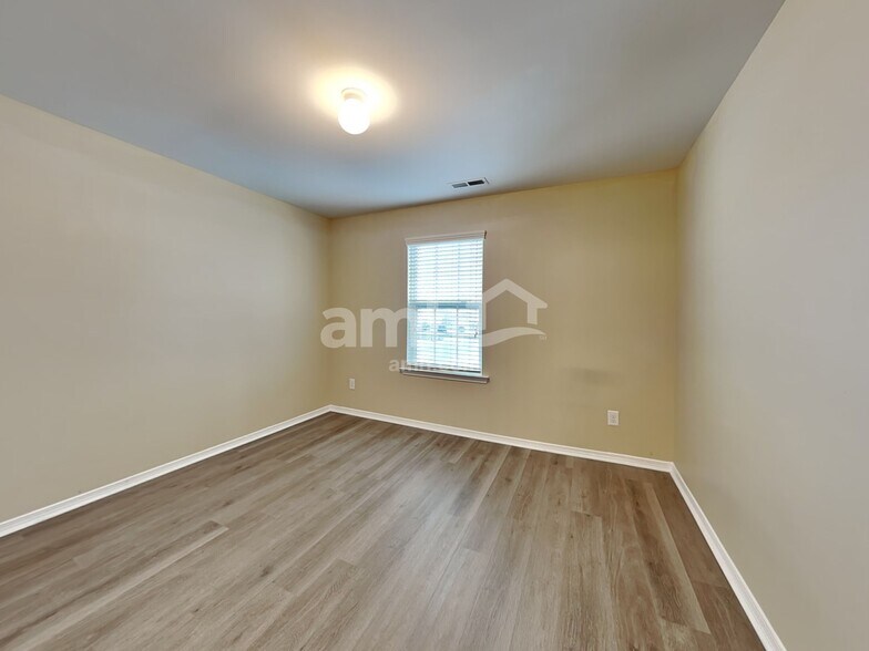 Building Photo - 84 Yarmouth Dr