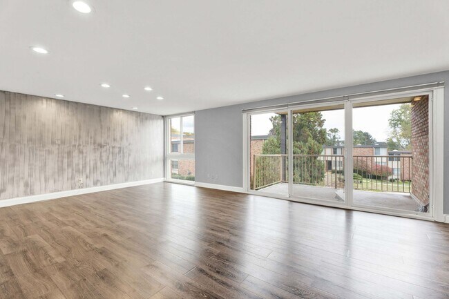 Building Photo - Welcome Home, Newly Remodeled Condo