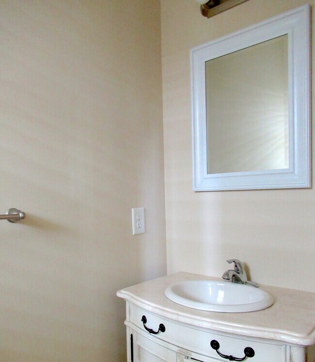 Building Photo - Three Bedroom Townhome in Richlands Close to Everything!!