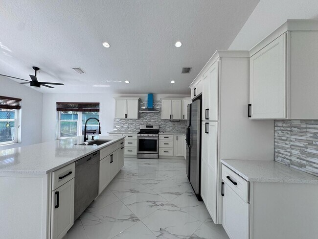 Building Photo - 240 Malibu Cir