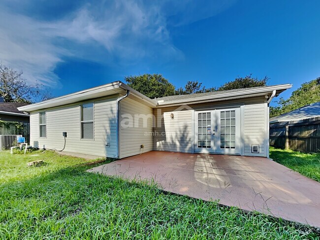 Building Photo - 2143 Featherwood Dr W