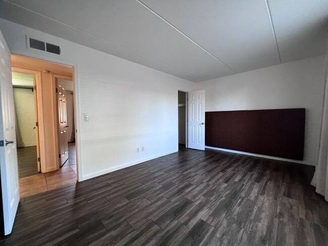 Building Photo - ***MOVE IN SPECIAL**Prime Location in Scot...