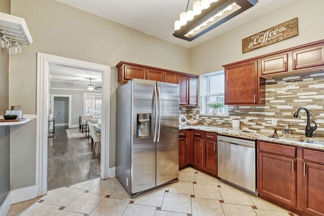 Building Photo - Updated Historic 5BR Near Downtown Denver & Light Rail! June Move-in Special!