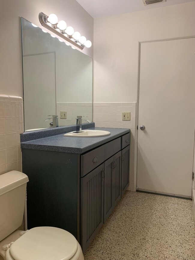 Building Photo - 3 Bedroom 2 Bath Spacious Home in Holiday Park