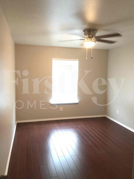 Building Photo - 10631 S Shaenridge