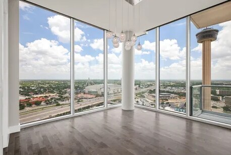 Building Photo - 610 E Market-180.5