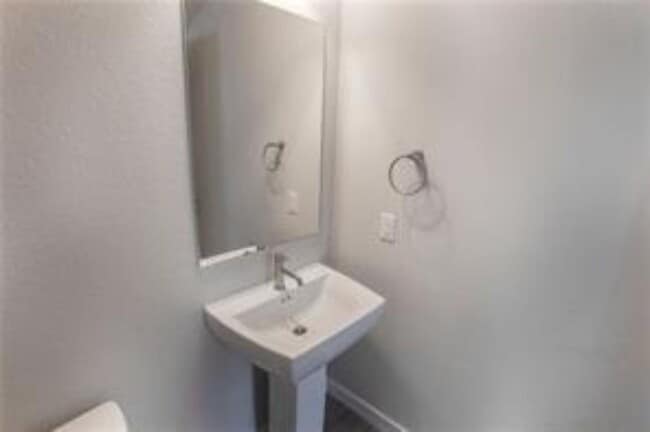 Building Photo - 143 Lakeview Ct
