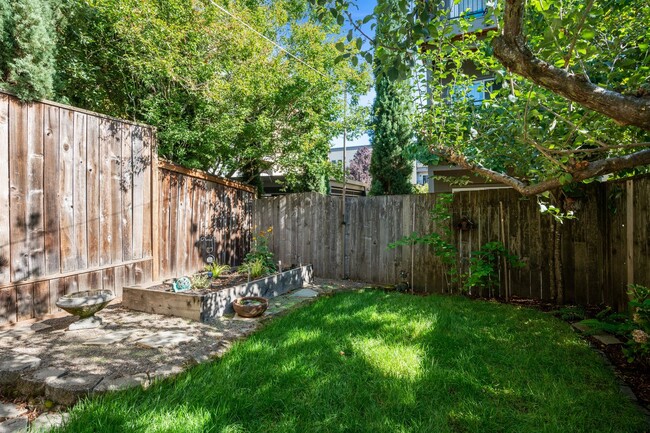 Building Photo - Cathedral Park Cutie ~ Fenced Yard, Garage...