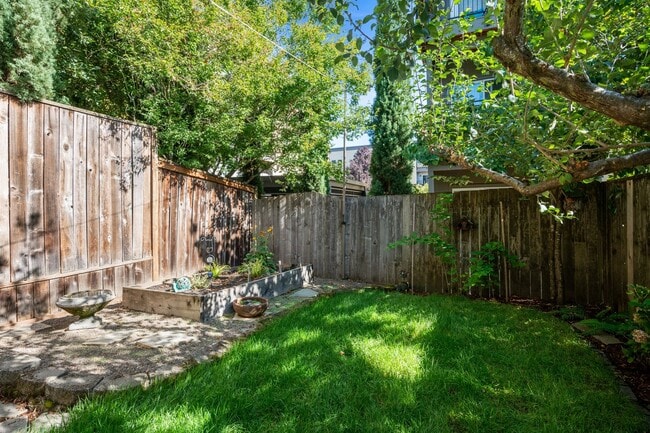Building Photo - Cathedral Park Cutie ~ Fenced Yard, Garage, Wood-Style Floors