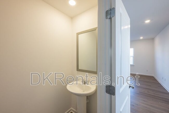 Building Photo - 724 Warm Rays Wy