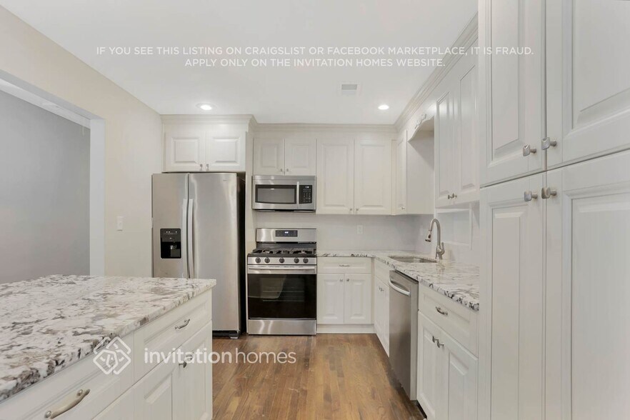 Building Photo - 2805 Mitchell Dr