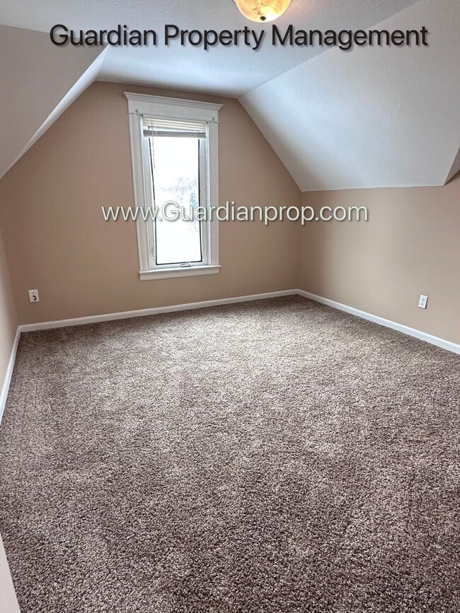 Building Photo - Spacious Two Bedroom Single Family Home, Hardwood Floors, W/D, Dishwasher