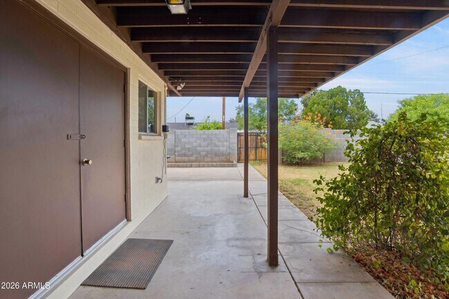 Building Photo - 1014 E Balboa Cir