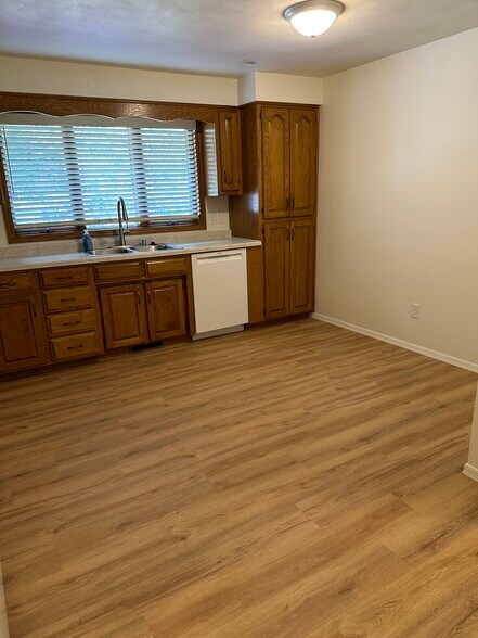 kitchen - N424 Kilsdonk Ct