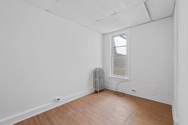 Building Photo - Spacious 5 Bedroom, 1 Bath Home!