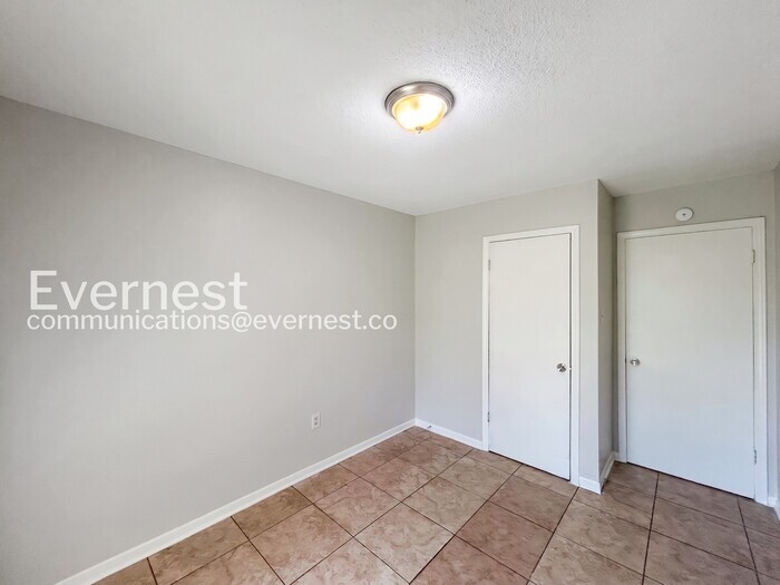 Building Photo - 8044 Oakbrook Dr