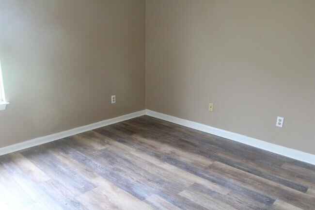 Building Photo - 825 Don Cutler Sr Dr