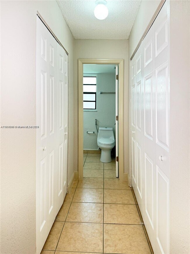 Building Photo - 9460 Fontainebleau Blvd