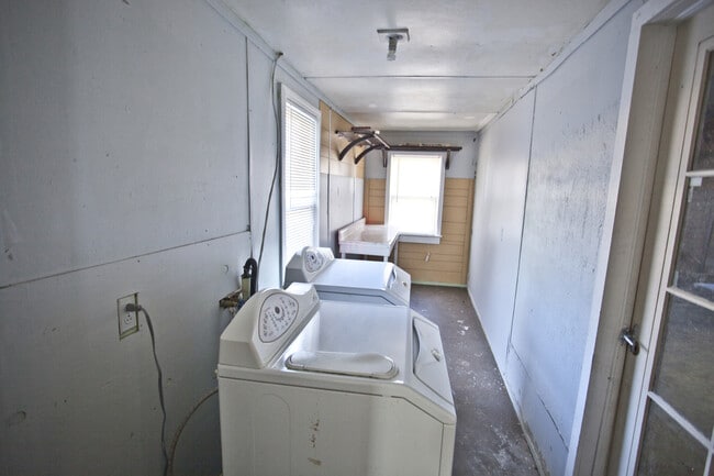 Building Photo - ***403 SW E Street***