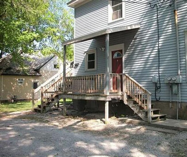 Building Photo - 907 N State St