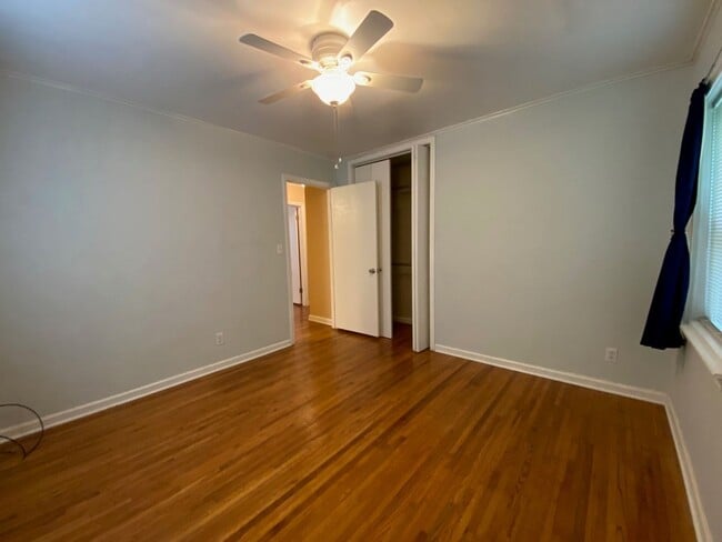Building Photo - Brookside Charm!!