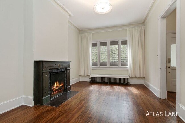 Building Photo - Professionally Managed & Recently Renovate...