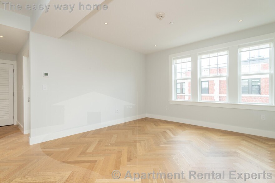 Building Photo - 18 Forest St