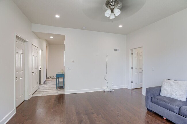 Building Photo - Blackstone Duplex